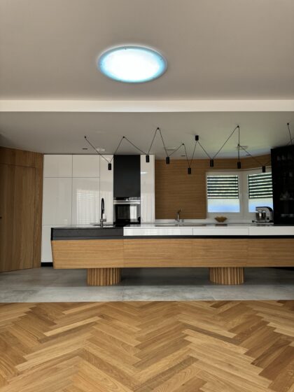 Realizace Drevene Podlahy Stromecek Pohled Na Kuchyn Scaled