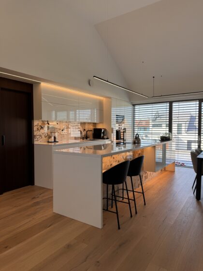 Realizace Drevene Podlahy V RD Kuchyne Scaled E1764195521872