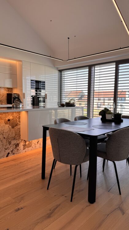 Realizace Drevene Podlahy V RD Kuchyne S Jidelnim Stolem Scaled